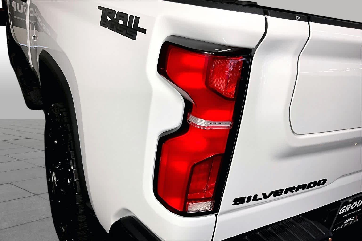Used 2026 Summit White Chevrolet LT image 28
