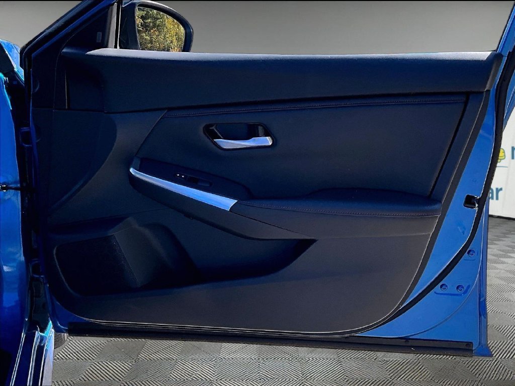 Used 2025 Electric Blue Metallic/Super Black Nissan SR image 12