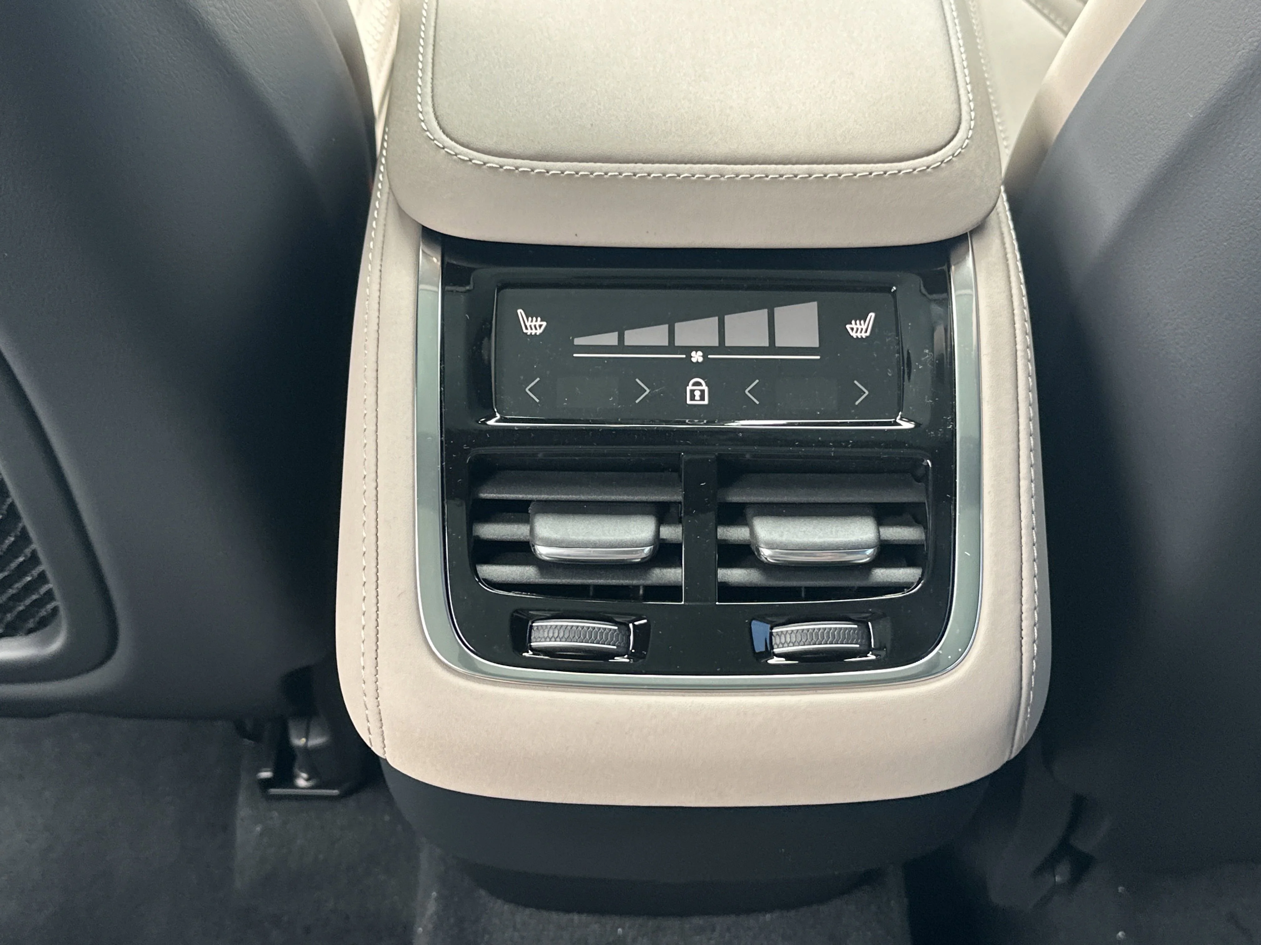 2026 Volvo XC90 Plus - Photo 15