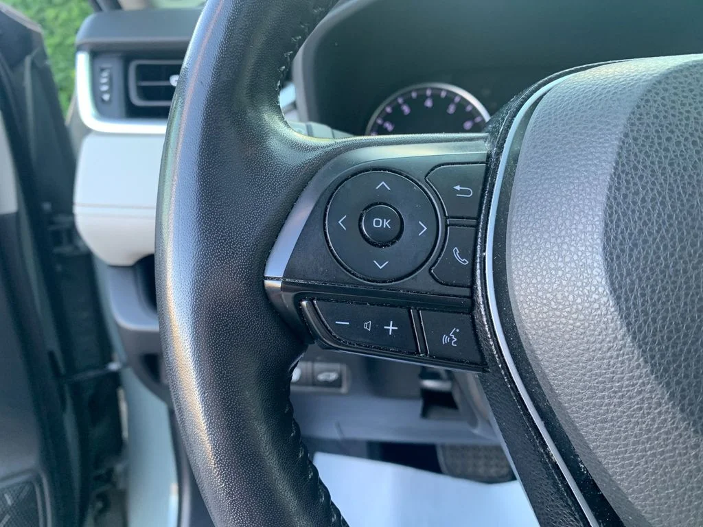 Used 2020  Toyota XLE Premium image 29