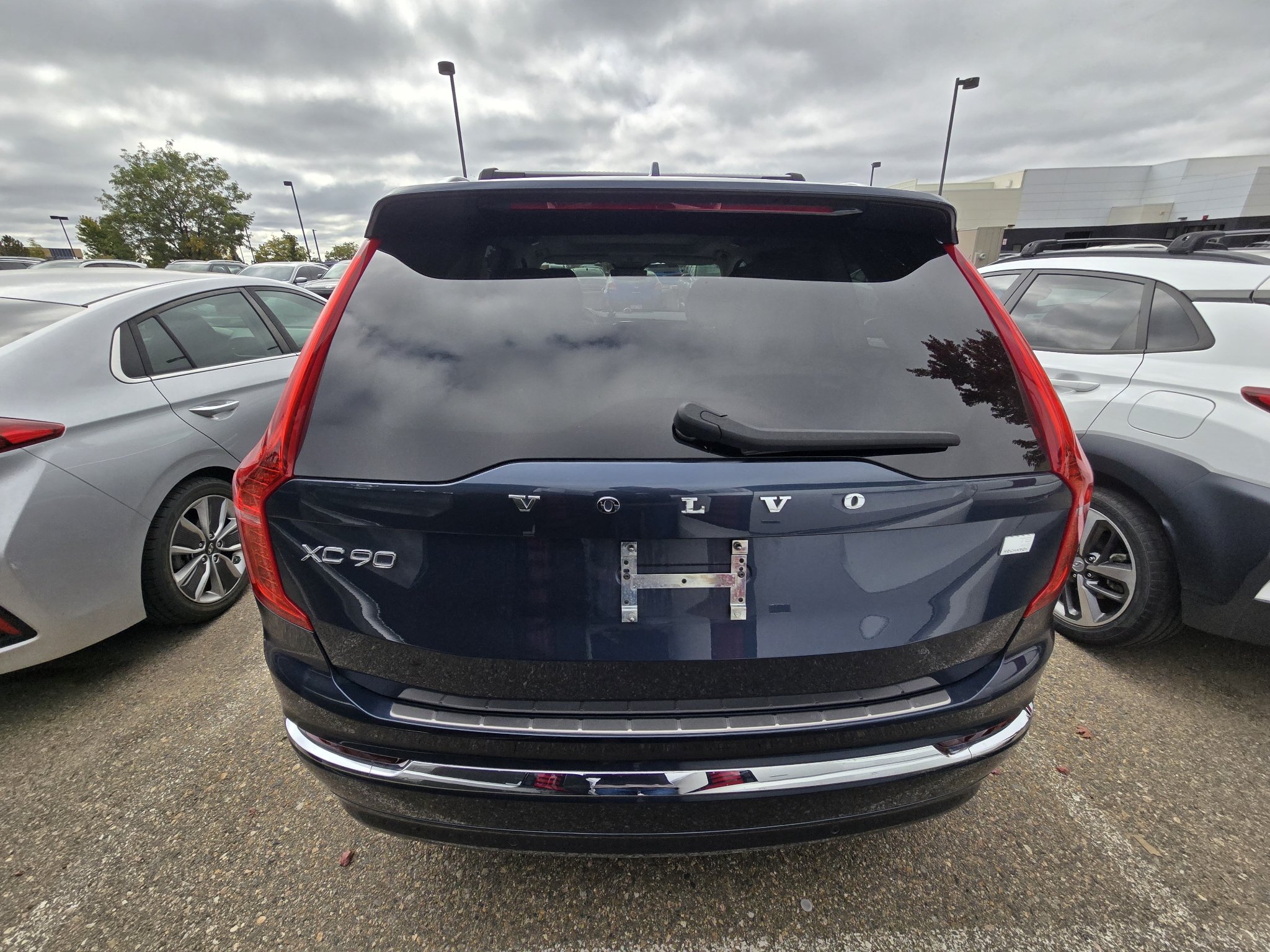 Used 2024 Denim Blue Metallic Volvo Ultimate Bright Theme image 5
