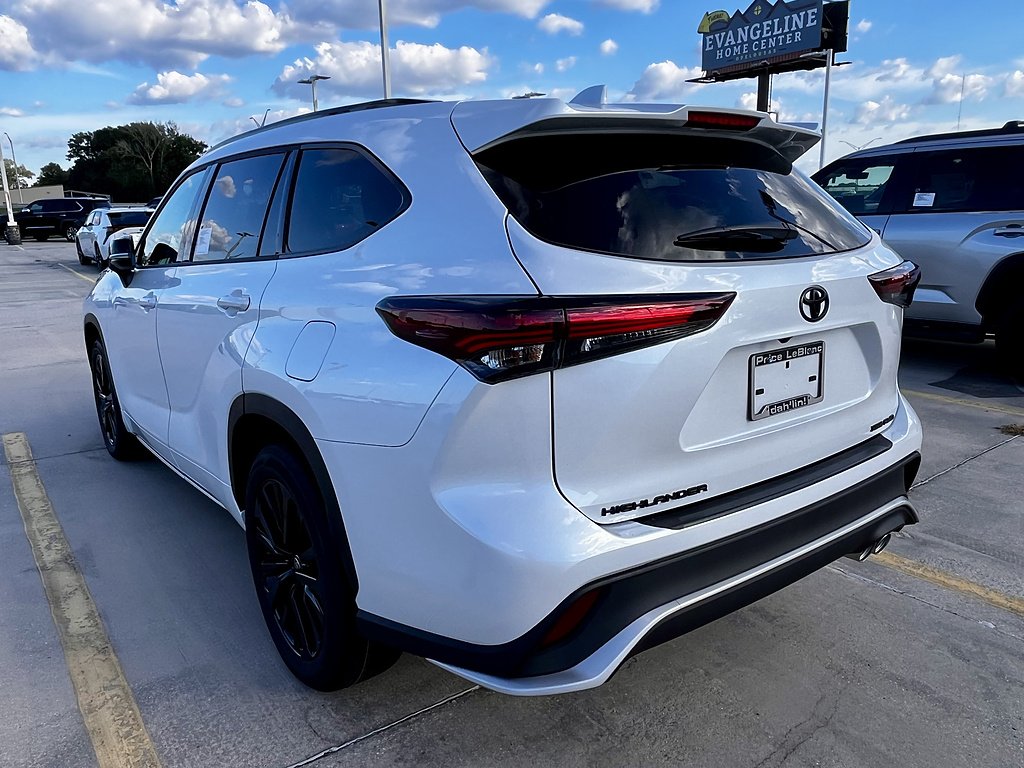 New 2026 Wind Chill Pearl <sup>1</sup> Toyota  XSE image 7