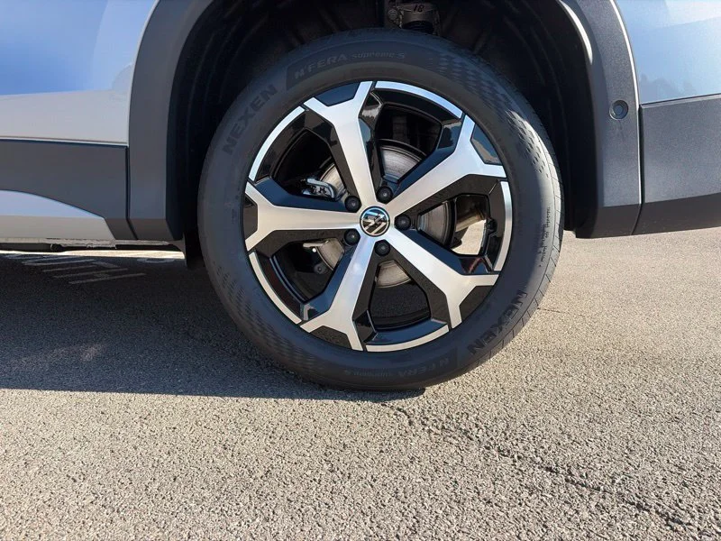New 2027 Silver Volkswagen SE image 39