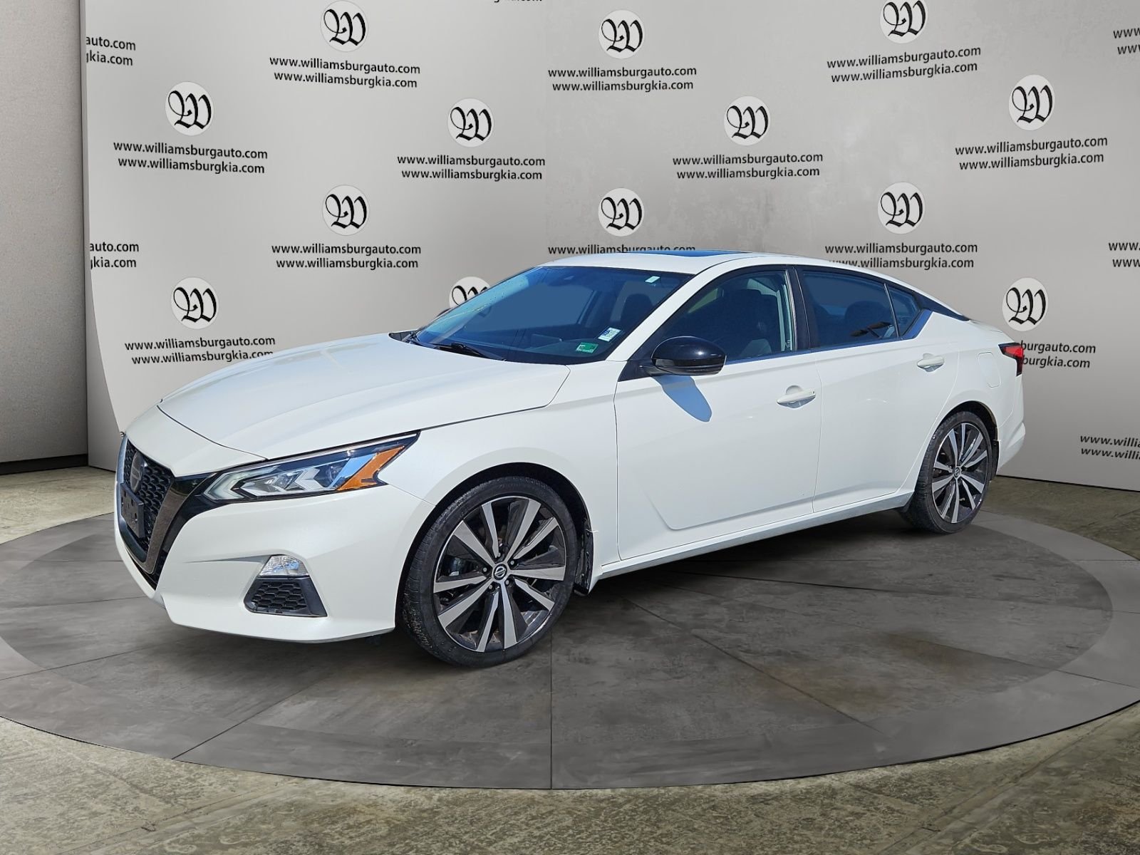 Used 2022 White Nissan 2.0 SR image 1