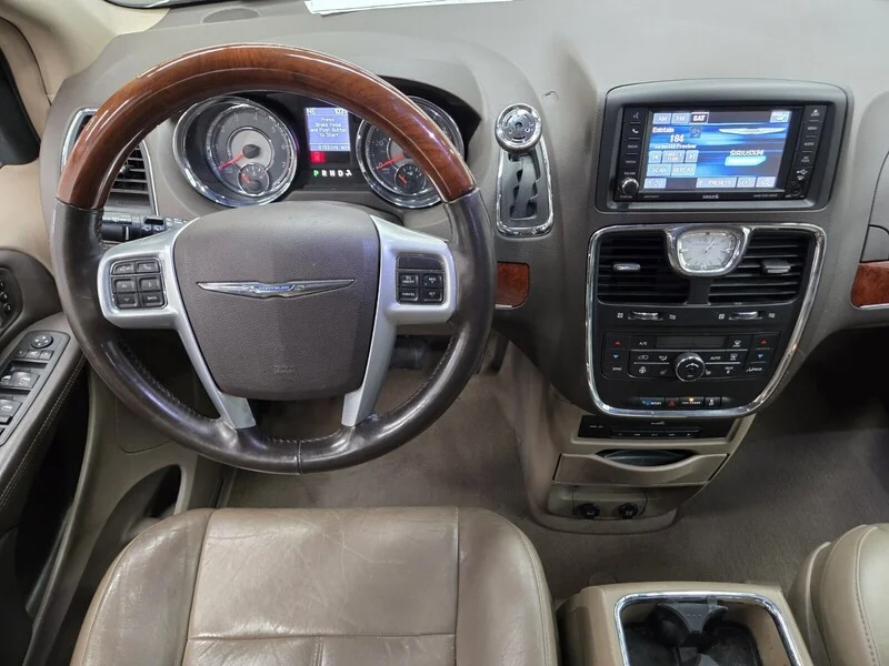 Used 2013 Cashmere Pearl Chrysler Limited image 9
