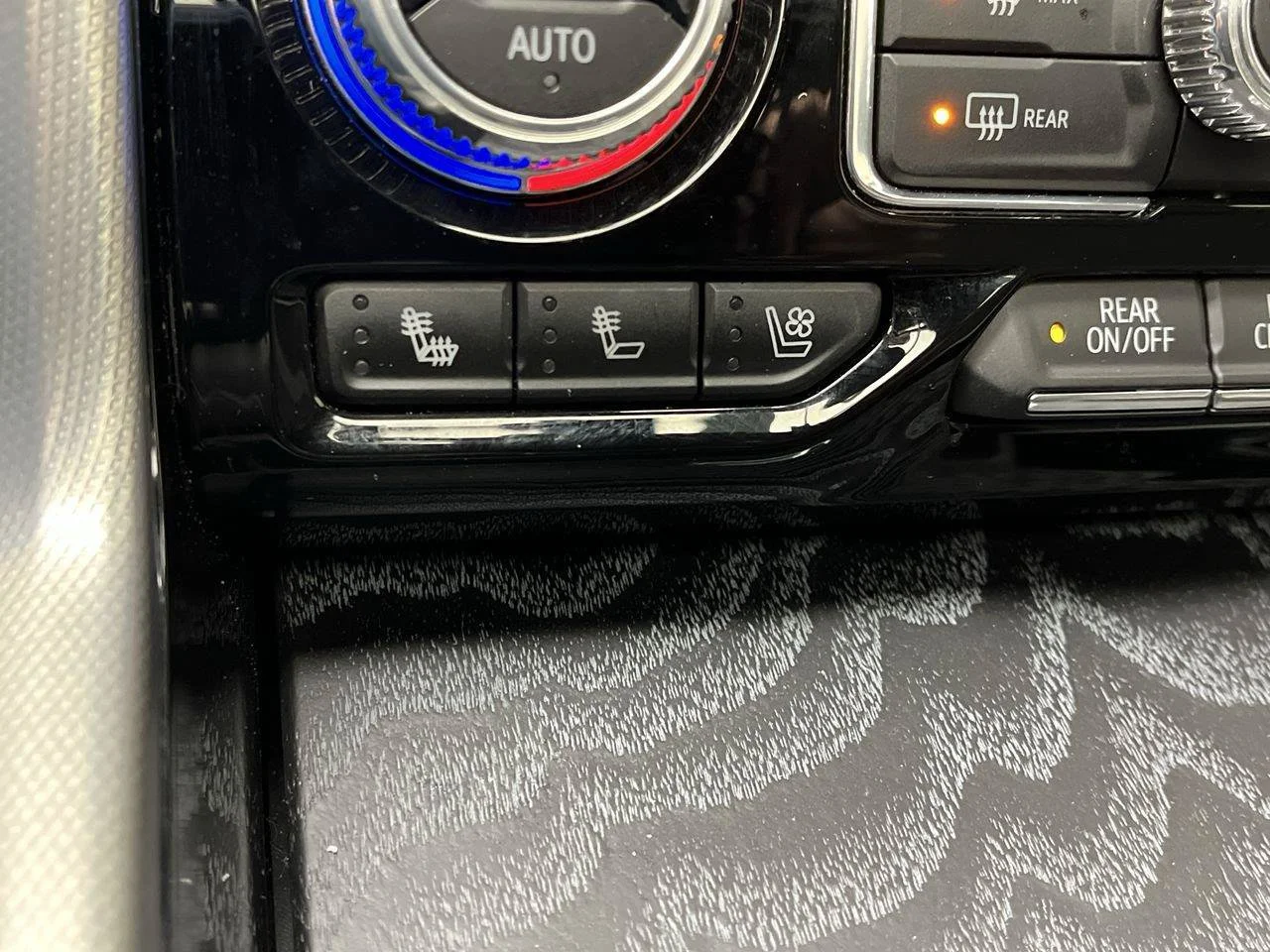 2023 GMC Yukon Denali - Photo 23