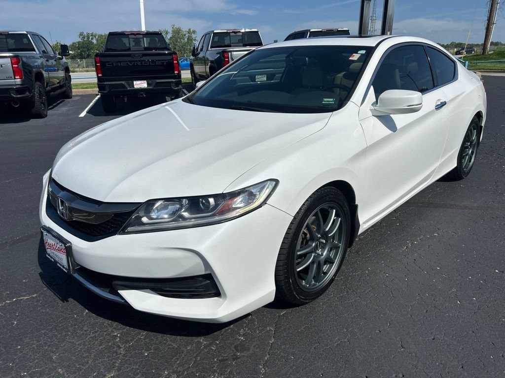 Used 2017 White Honda EX-L image 9