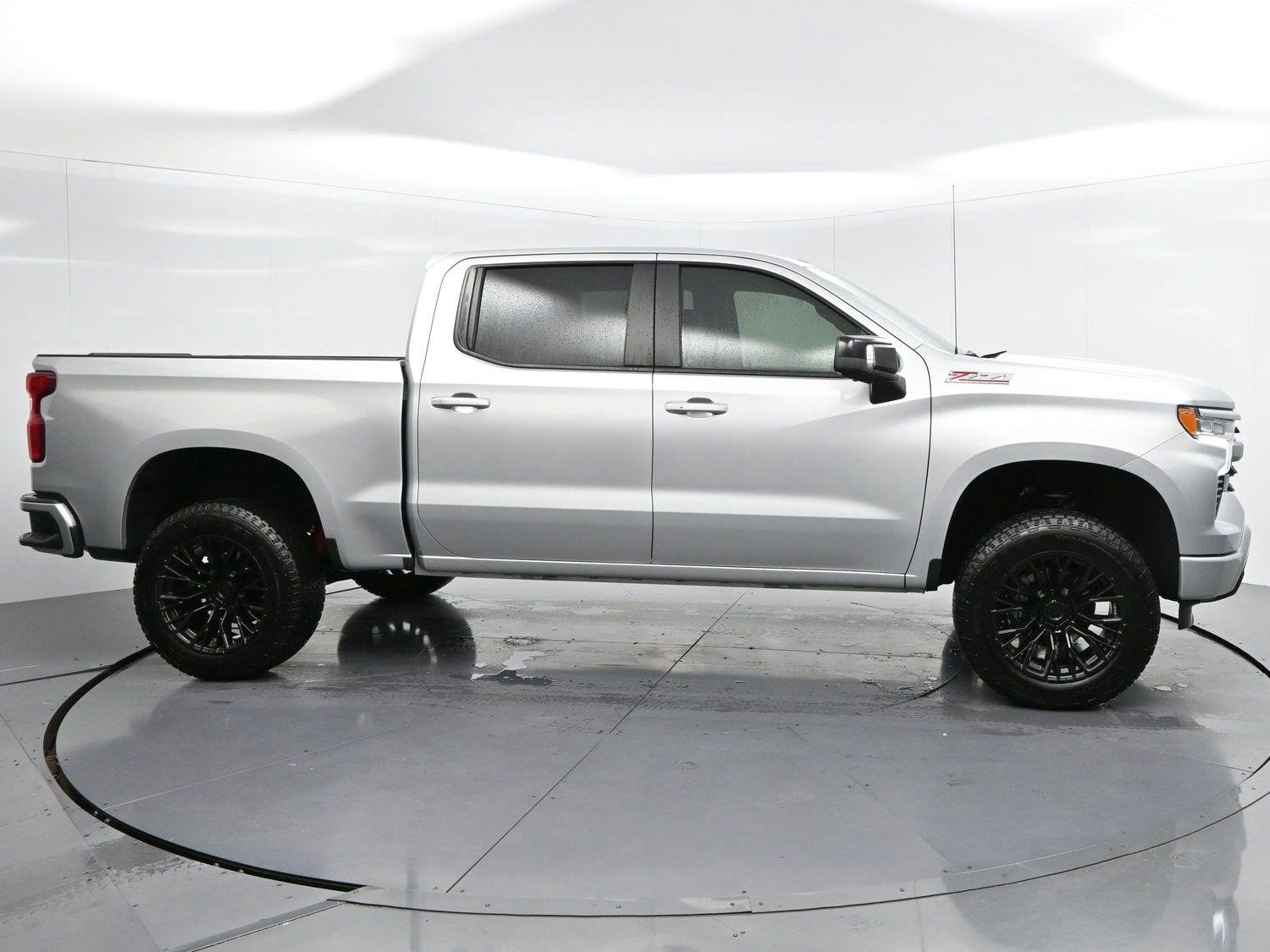 Used 2022 Silver Ice Metallic Chevrolet RST image 8
