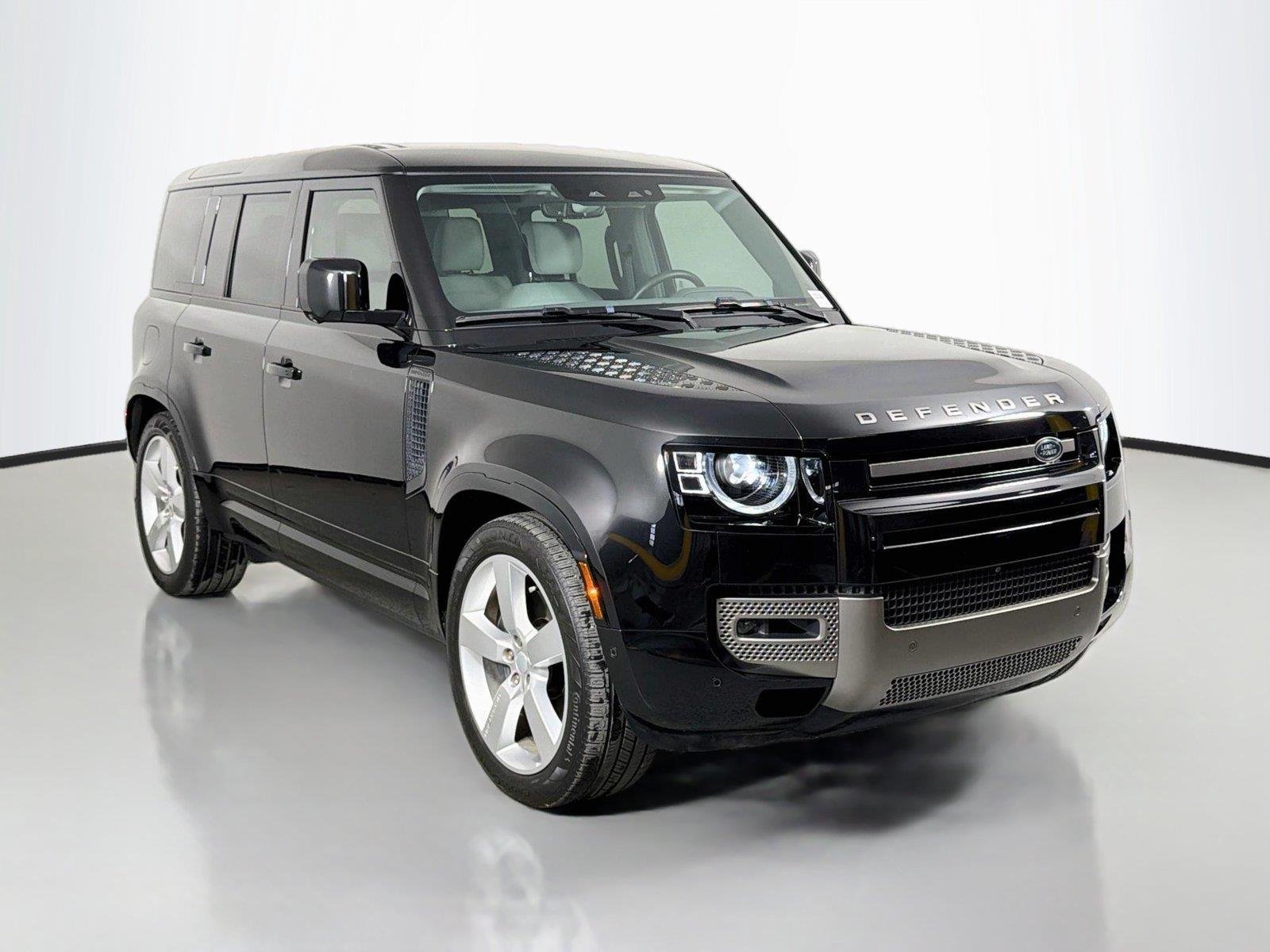Certified Used 2025 Santorini Black Land Rover X-Dynamic SE P500 V8 image 3