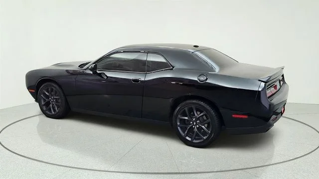Used 2019 Black Dodge SXT image 8