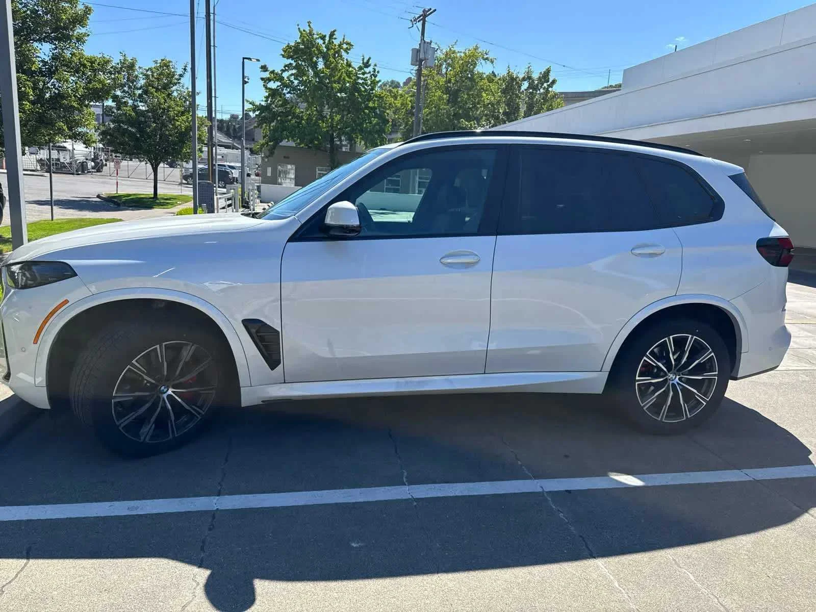 Used 2024 Mineral White Metallic BMW xDrive40i image 3