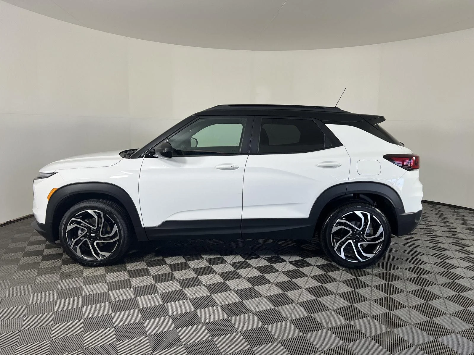 Used 2024 Summit White Chevrolet RS image 26