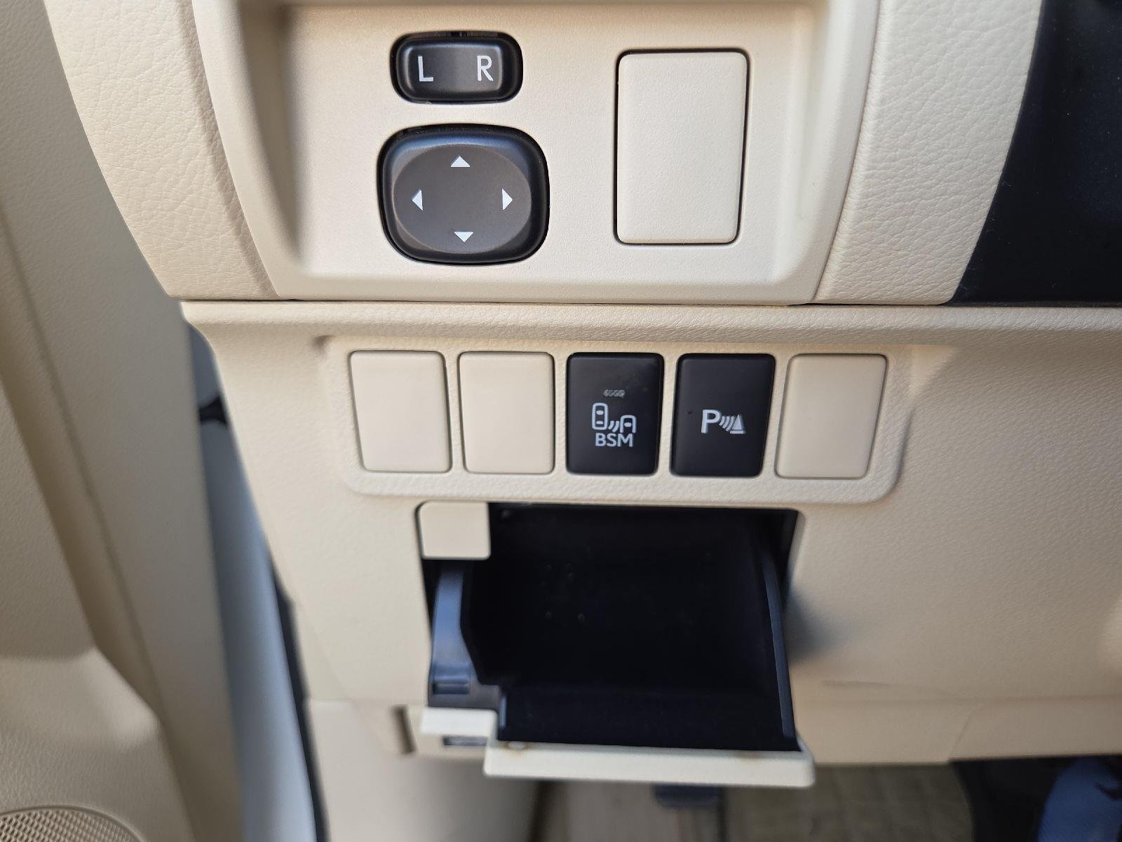 Used 2013 Starfire Pearl Lexus Hybrid image 25
