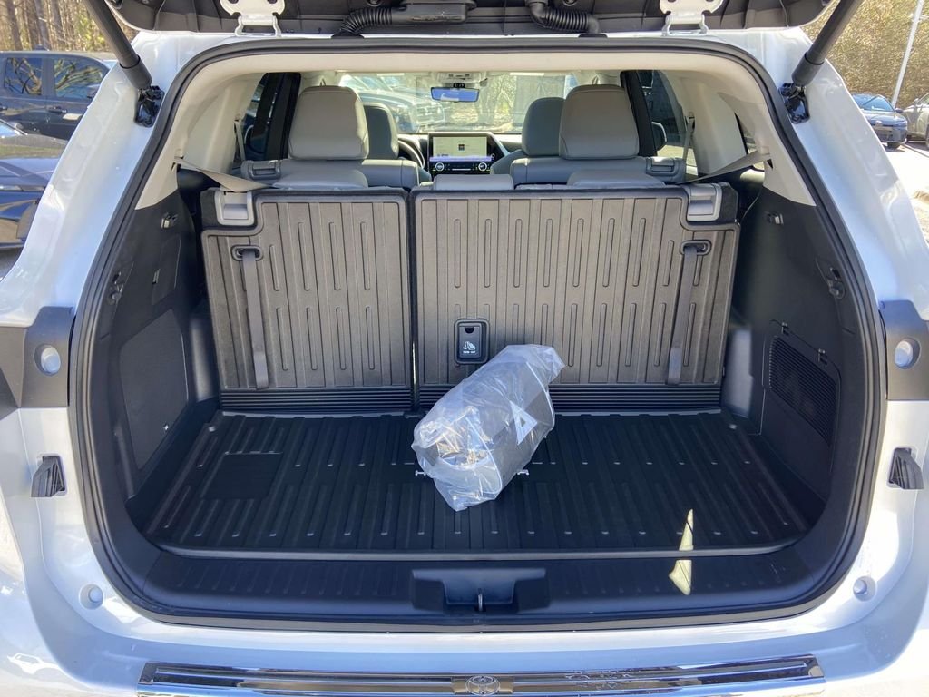 2026 Toyota Highlander Platinum - Photo 10