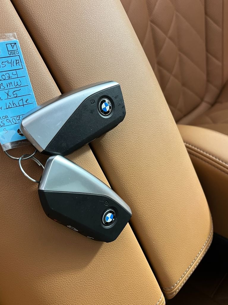 Used 2024 White BMW xDrive40i image 30