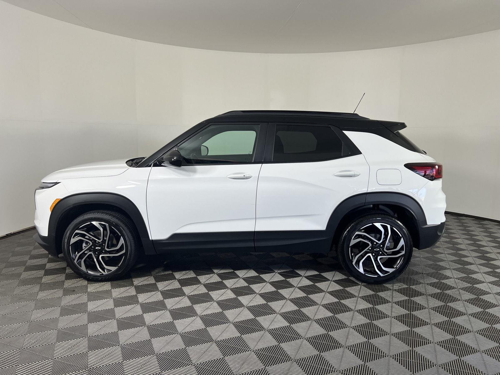 Used 2024 Summit White Chevrolet RS image 26