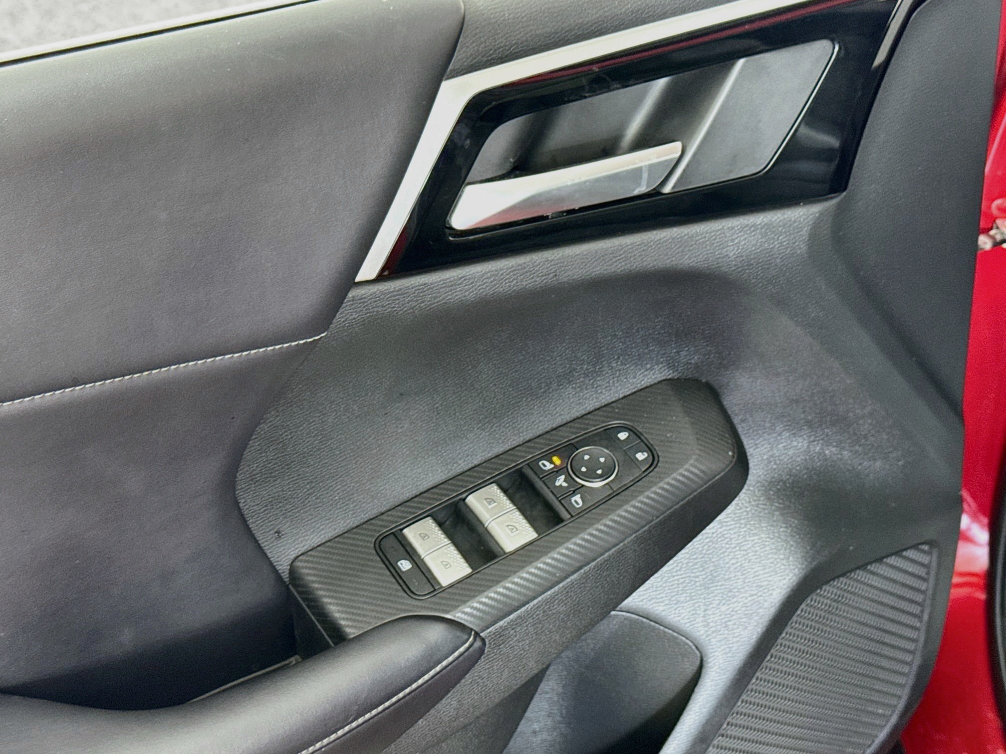 Used 2023 Red Diamond Mitsubishi SE image 18