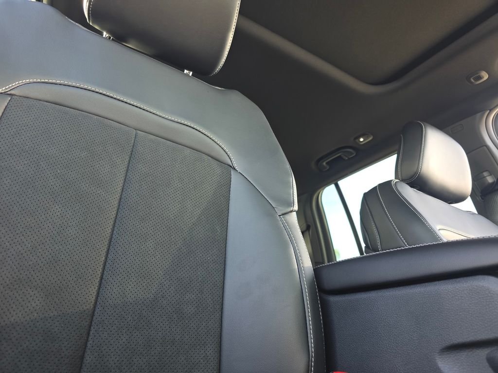 New 2026 Silver Zynith Exterior Paint Jeep Altitude image 12
