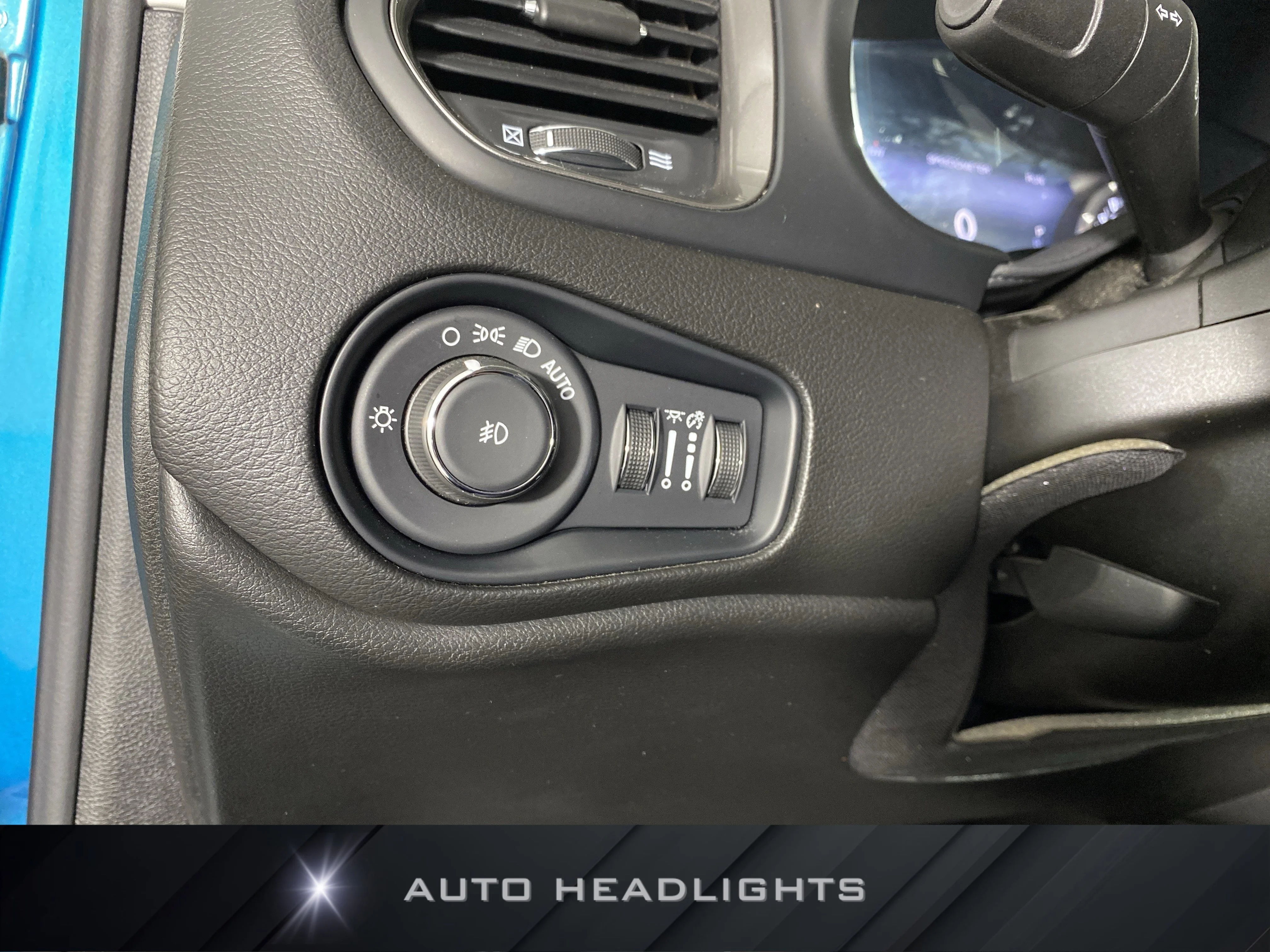 Used 2022 Bikini Metallic Clearcoat Jeep Latitude image 25