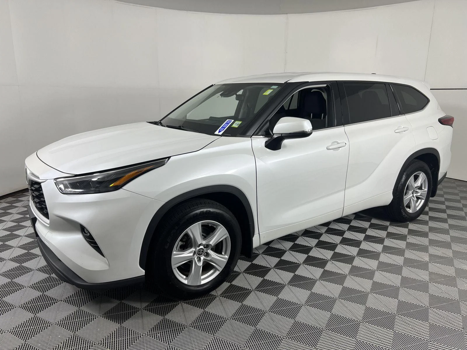 Used 2022 Wind Chill Pearl Toyota LE image 6
