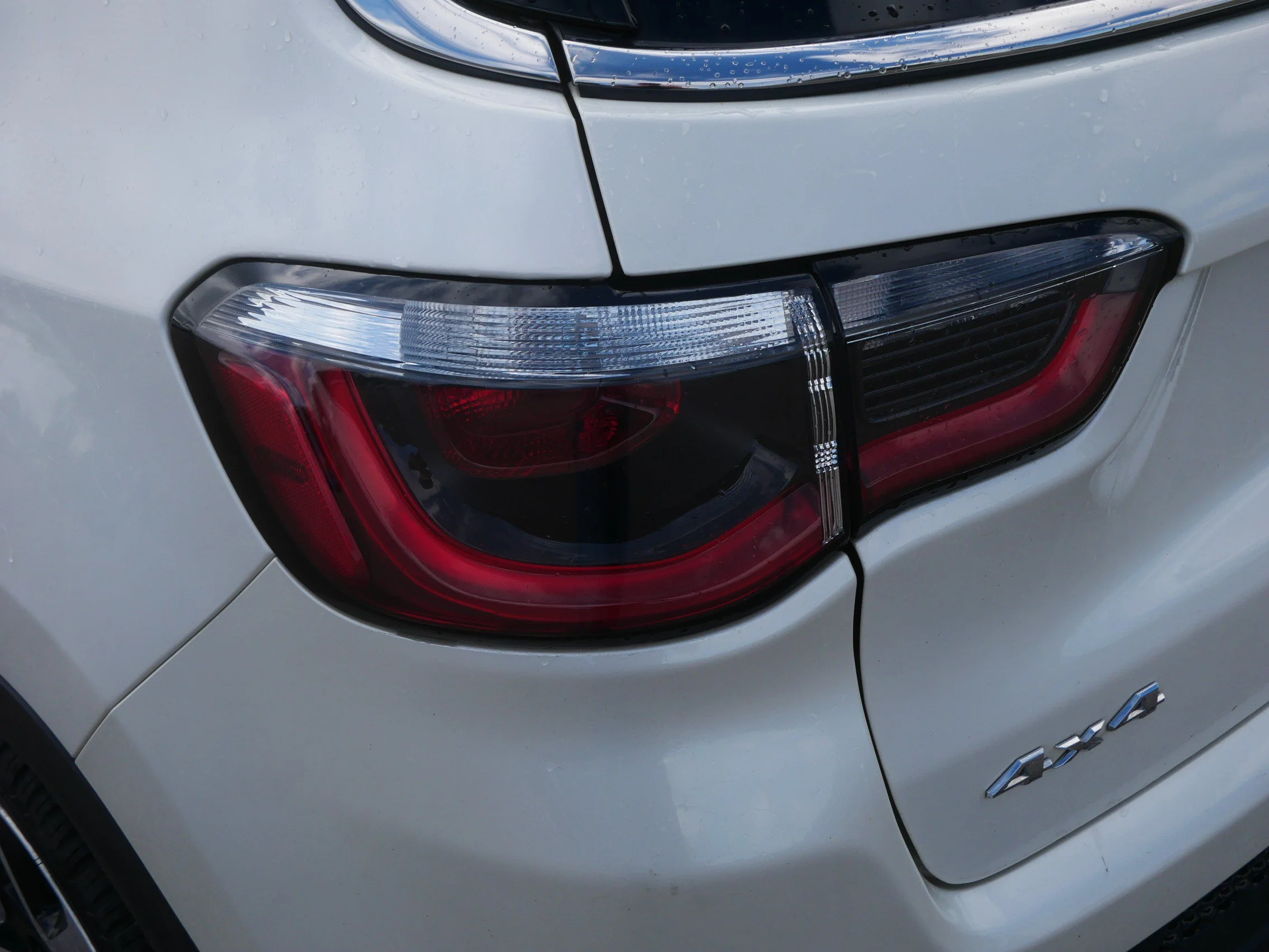 Used 2021 Pearl White Tri-Coat Jeep Limited image 17