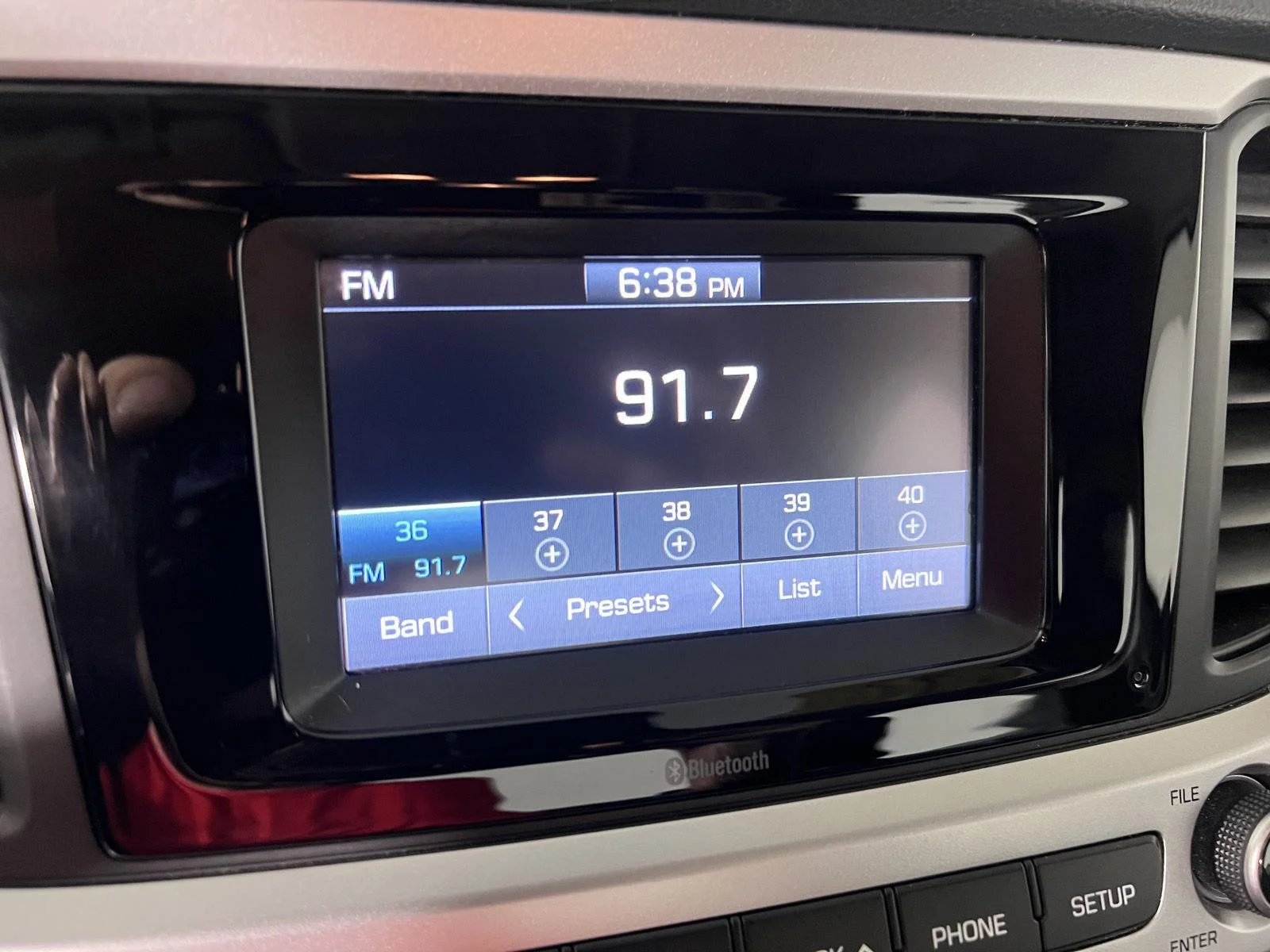 Used 2022 Absolute Black Hyundai SE image 18