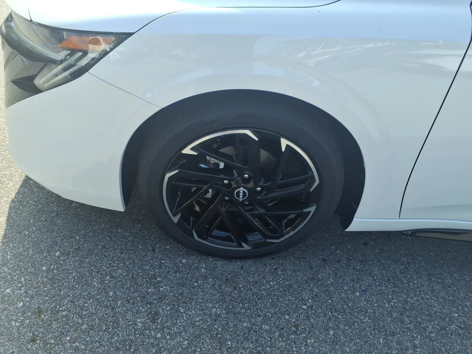New 2026 Aspen White TriCoat / Super Black Two-tone Nissan SR image 4