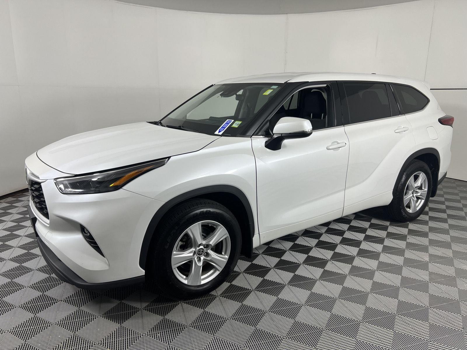 Used 2022 Wind Chill Pearl Toyota LE image 6