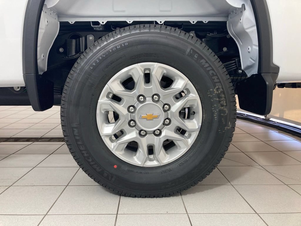 New 2026 Summit White Chevrolet WT image 23