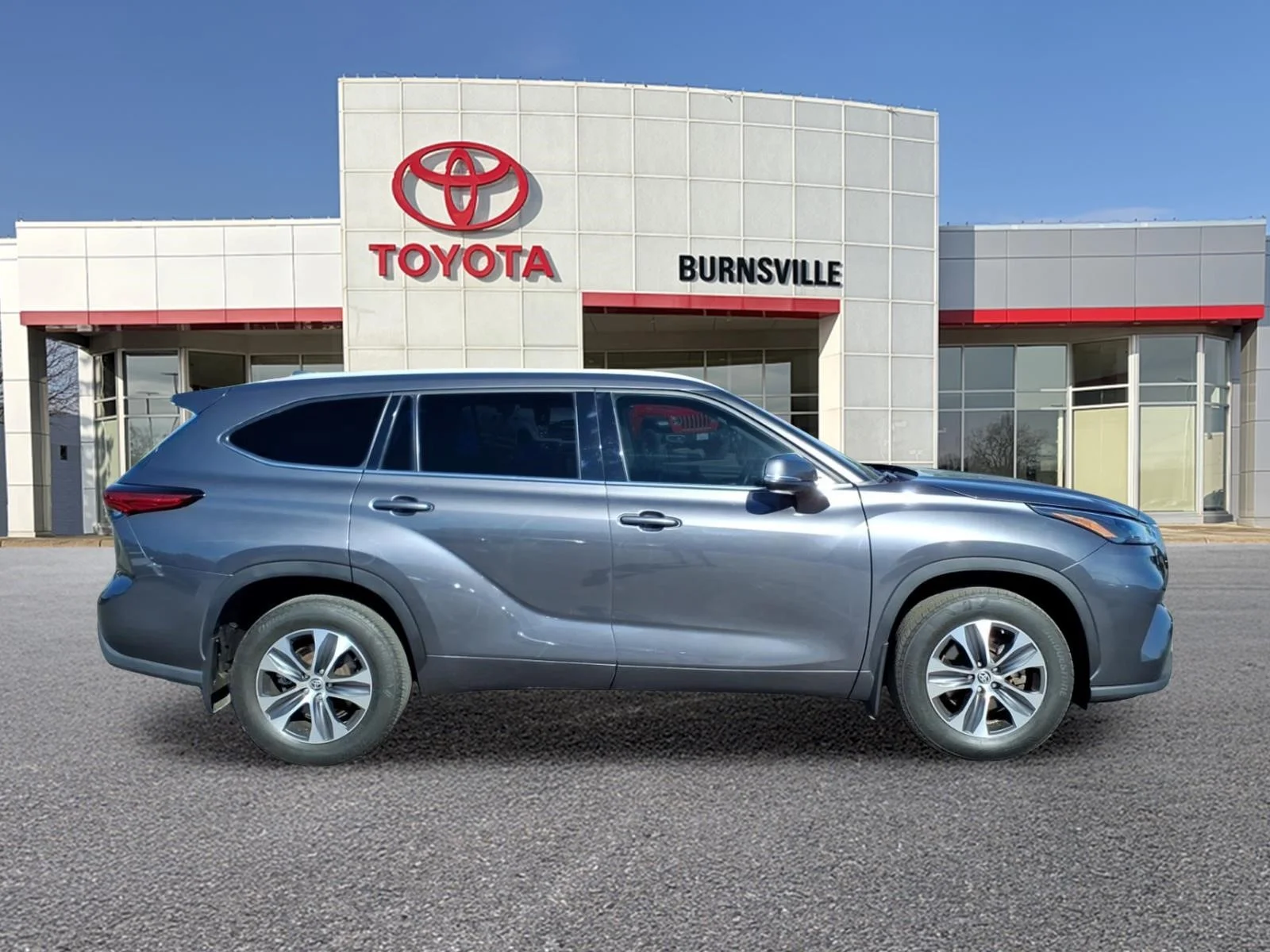 Used 2022 Toyota Highlander XLE with VIN 5TDGZRBH8NS258122 for sale in Burnsville, Minnesota