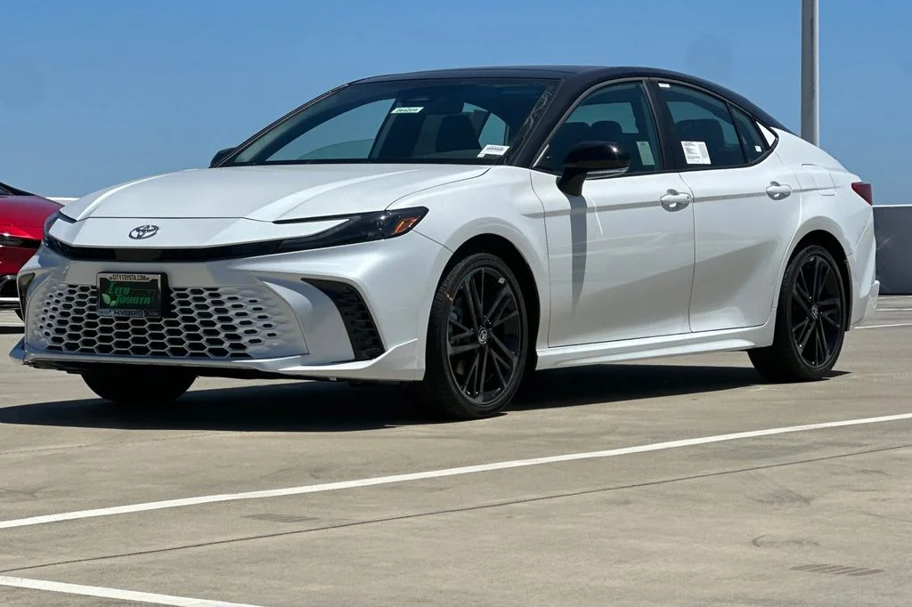 New 2026 Wind Chill Pearl with Midnight Black Metallic roof <sup>1</sup> Toyota  XSE image 8