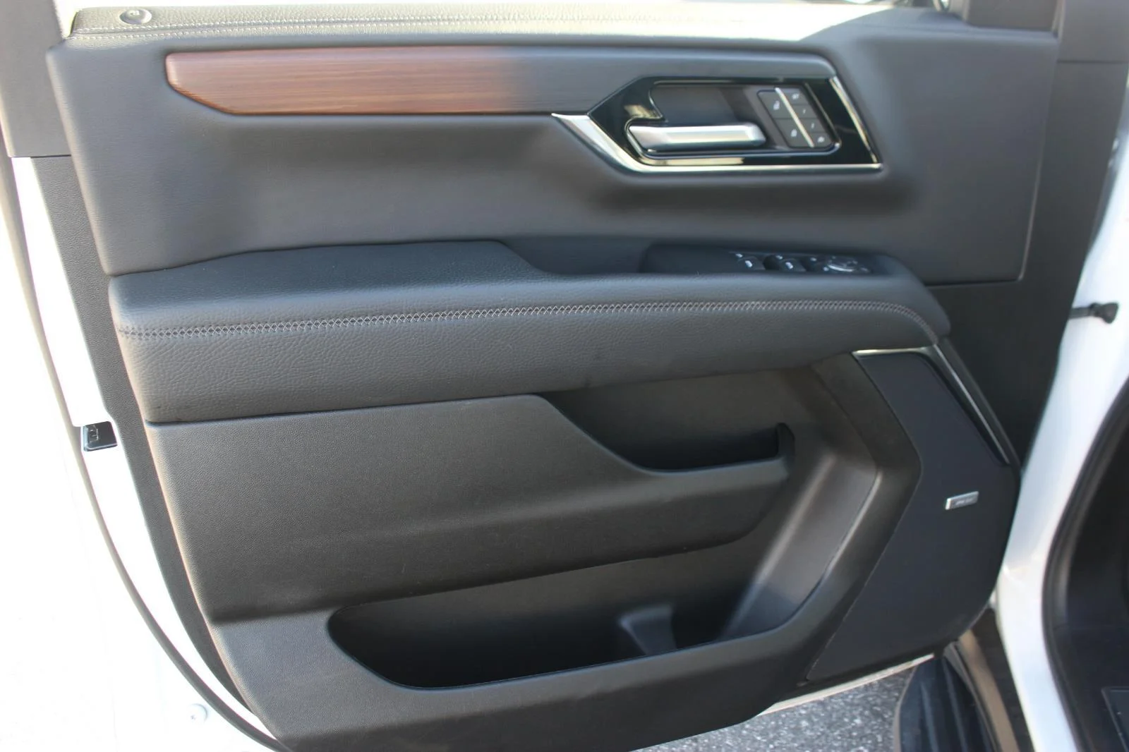 Used 2025 Summit White GMC Denali image 14