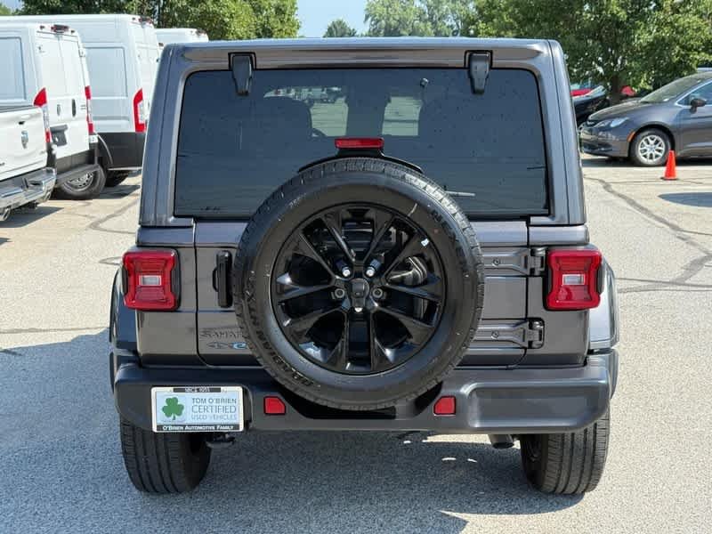Used 2025 Granite Crystal Metallic Clearcoat Jeep Sahara image 4