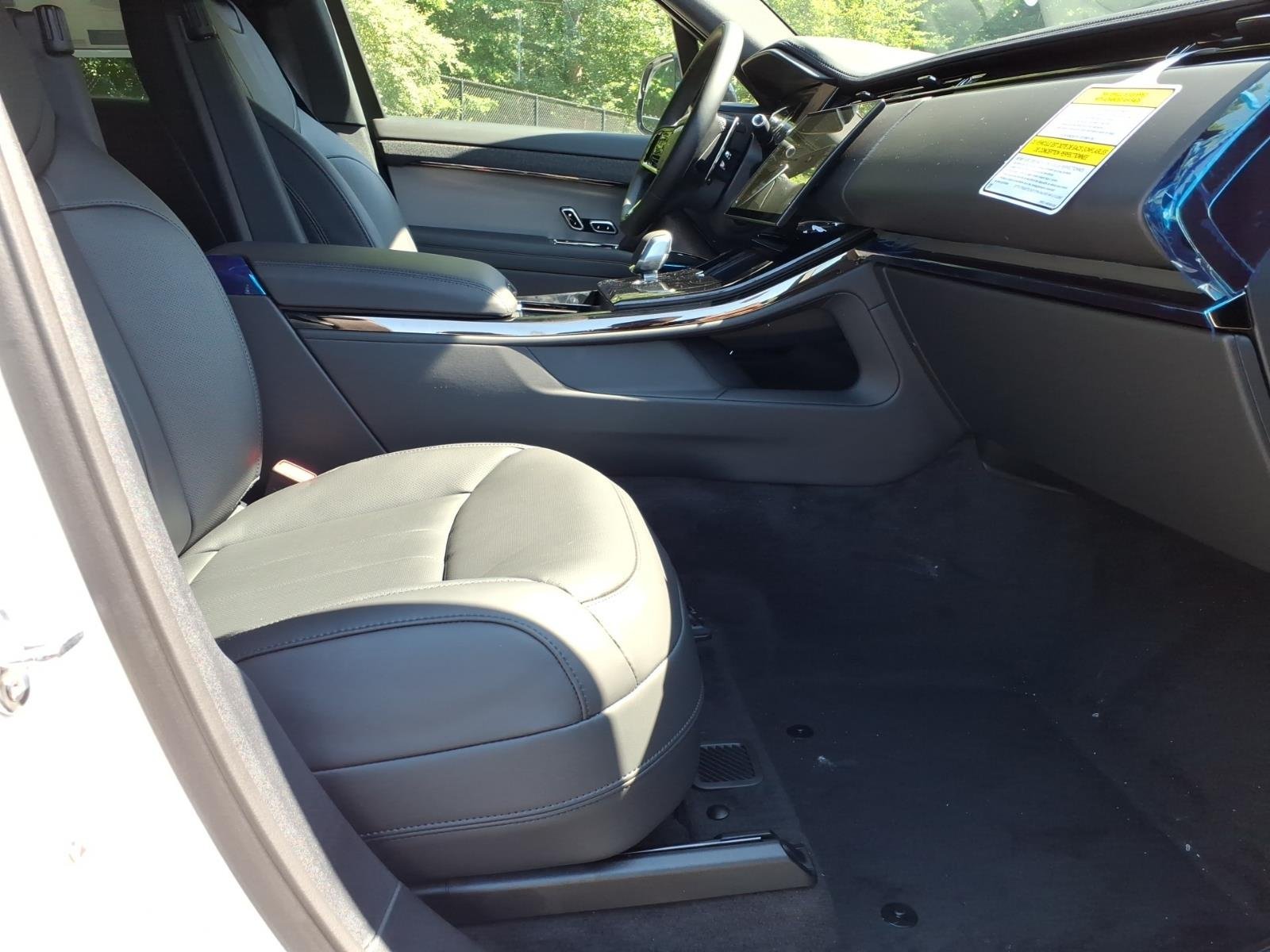 New 2026 Fuji White LAND ROVER Dynamic SE image 3