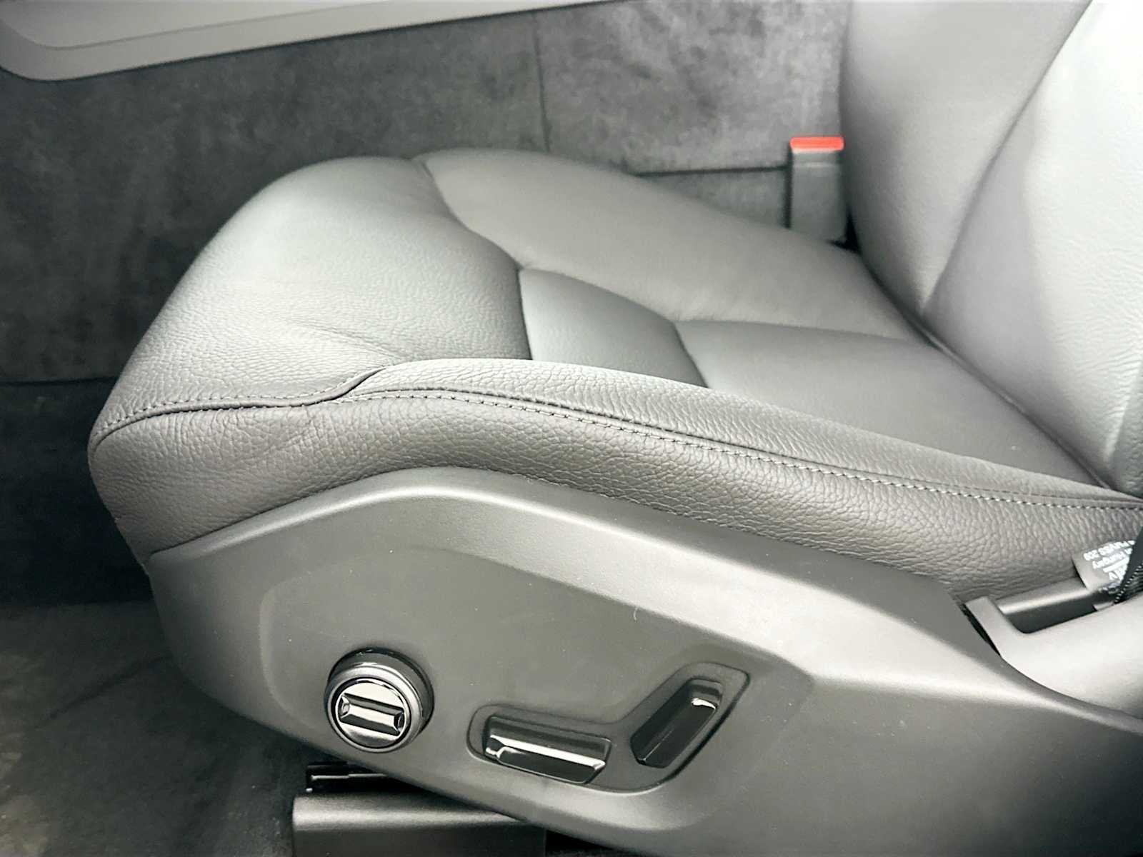 2025 Volvo XC60 Plus - Photo 17