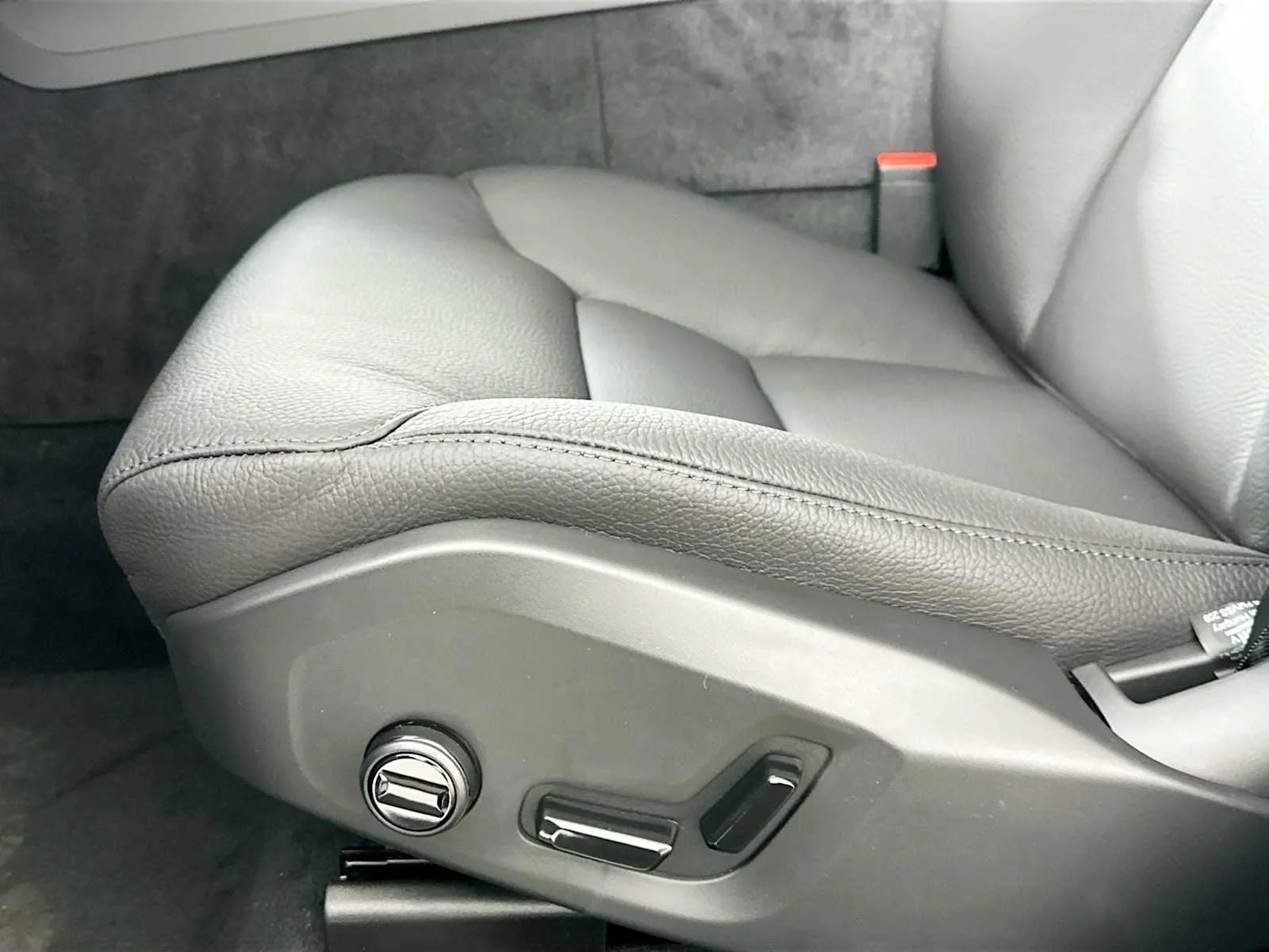 Certified Used 2025 Vapour Grey Volvo Plus image 17