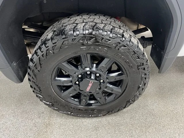 Used 2024 White GMC AT4 image 17