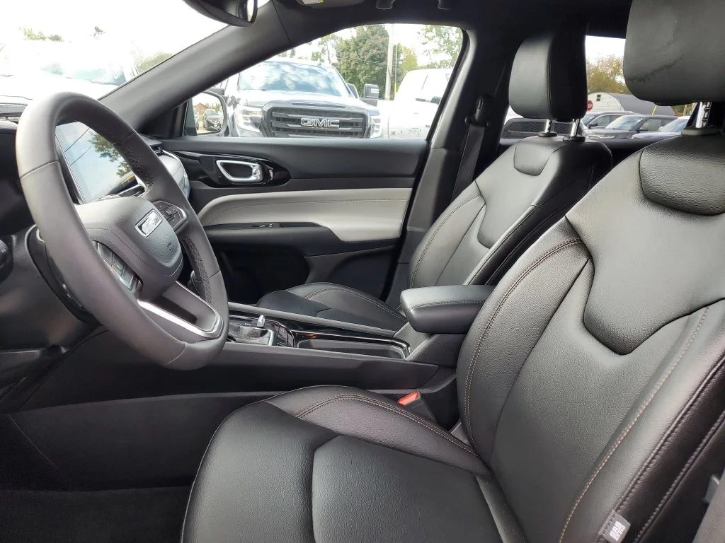 Used 2024  Jeep Limited image 9
