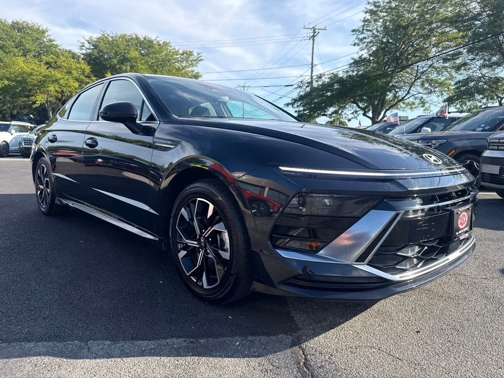 Used 2024 Blue Hyundai SEL image 3