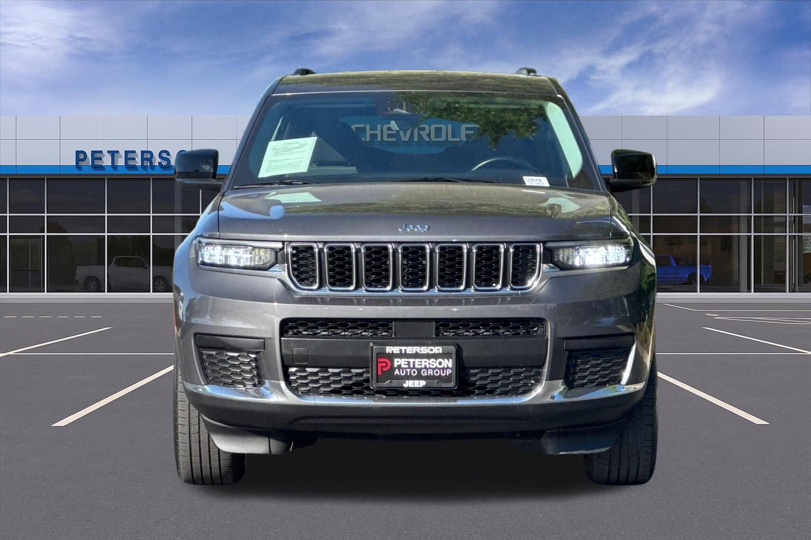 Used 2022 Gray Jeep Laredo image 9