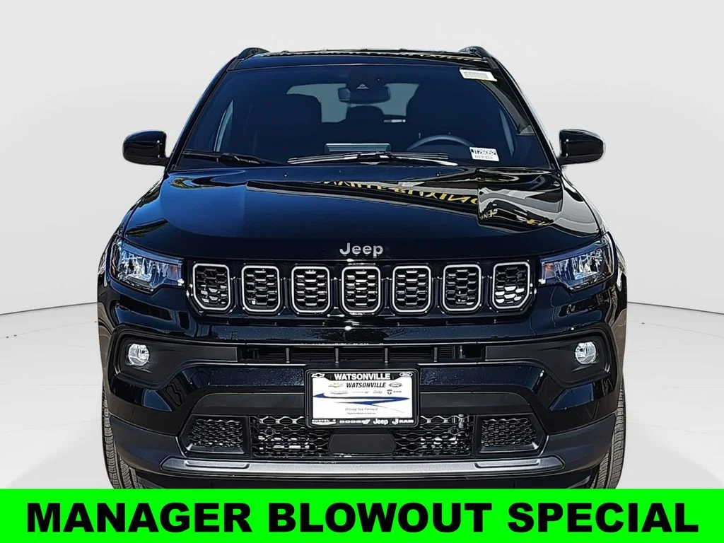 New 2026 Diamond Black Crystal Pearl-Coat Exterior Paint Jeep Latitude image 8