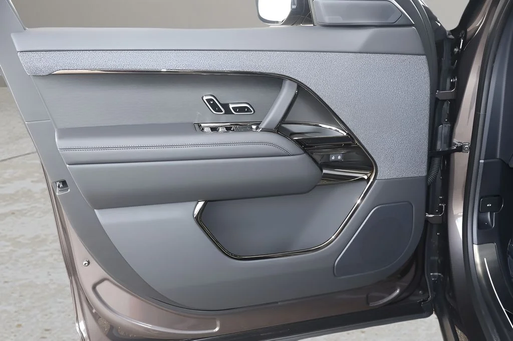 New 2026 Charente Grey Land Rover Dynamic SE image 9