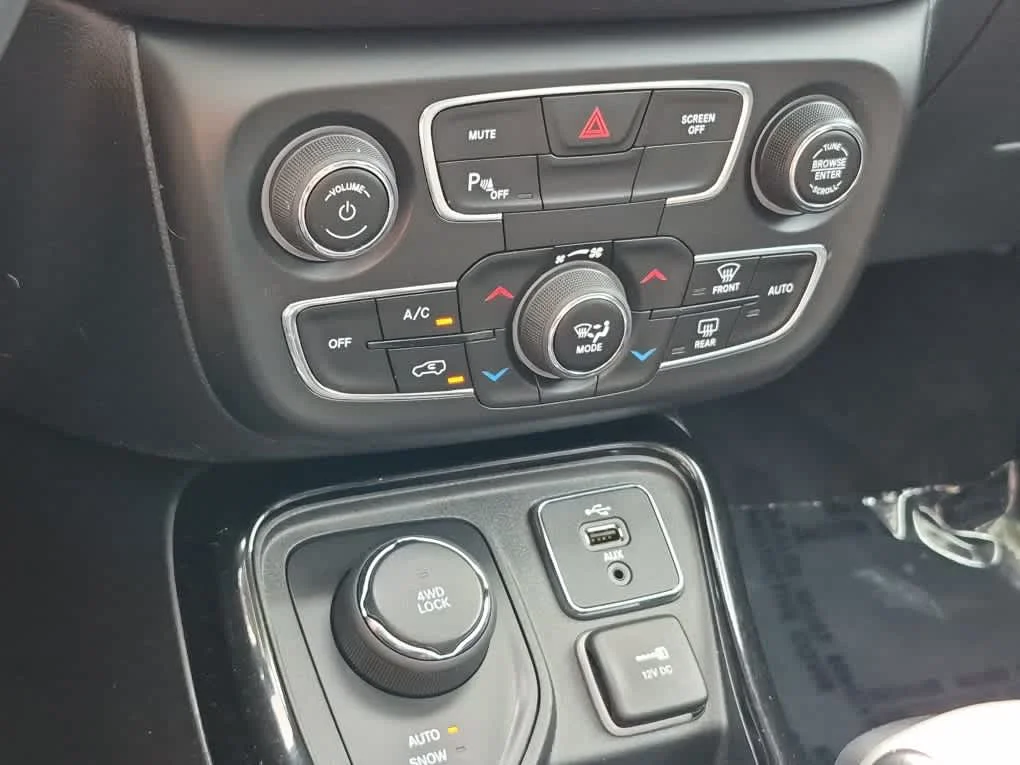 Used 2018 Diamond Black Crystal Pearlcoat Jeep Limited image 16
