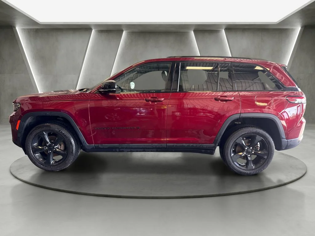 Used 2023 Red Jeep Altitude X image 4