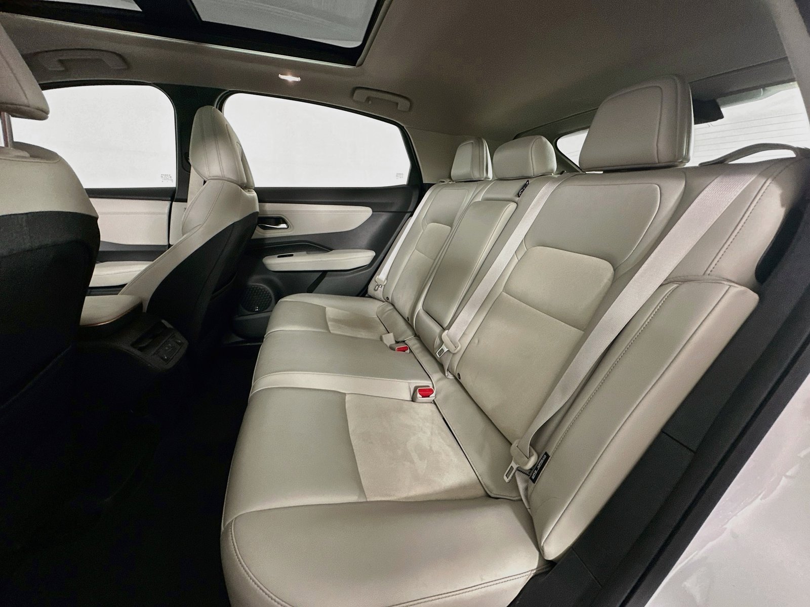 Used 2024 Everest White Pearl Tricoat/Black Diamond Pearl Nissan EMPOWER+ image 25