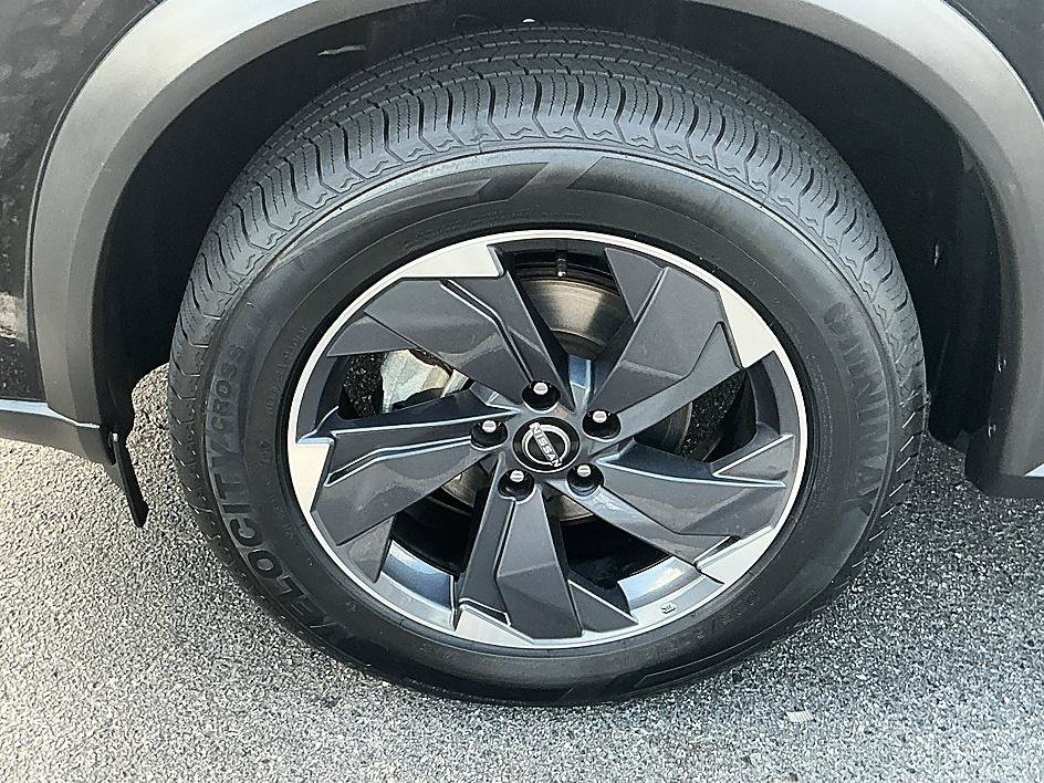 Used 2024 Super Black Nissan SV image 7