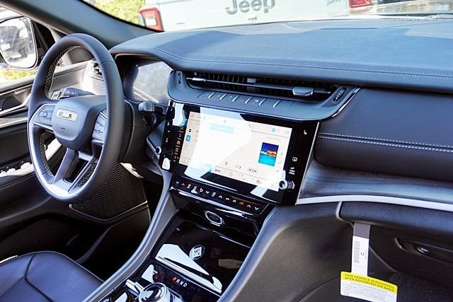 New 2026 Diamond Black Crystal Pearl-Coat Exterior Paint Jeep Limited image 12