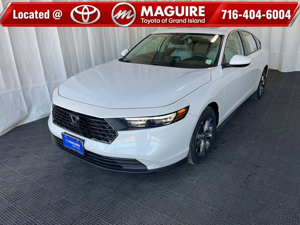 Used 2023 White Honda EX image 1