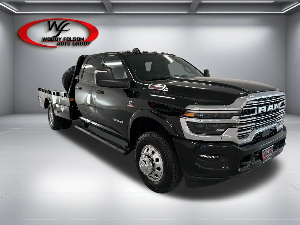 New 2026 Diamond Black Crystal Pearl-Coat Exterior Paint RAM Tradesman image 3