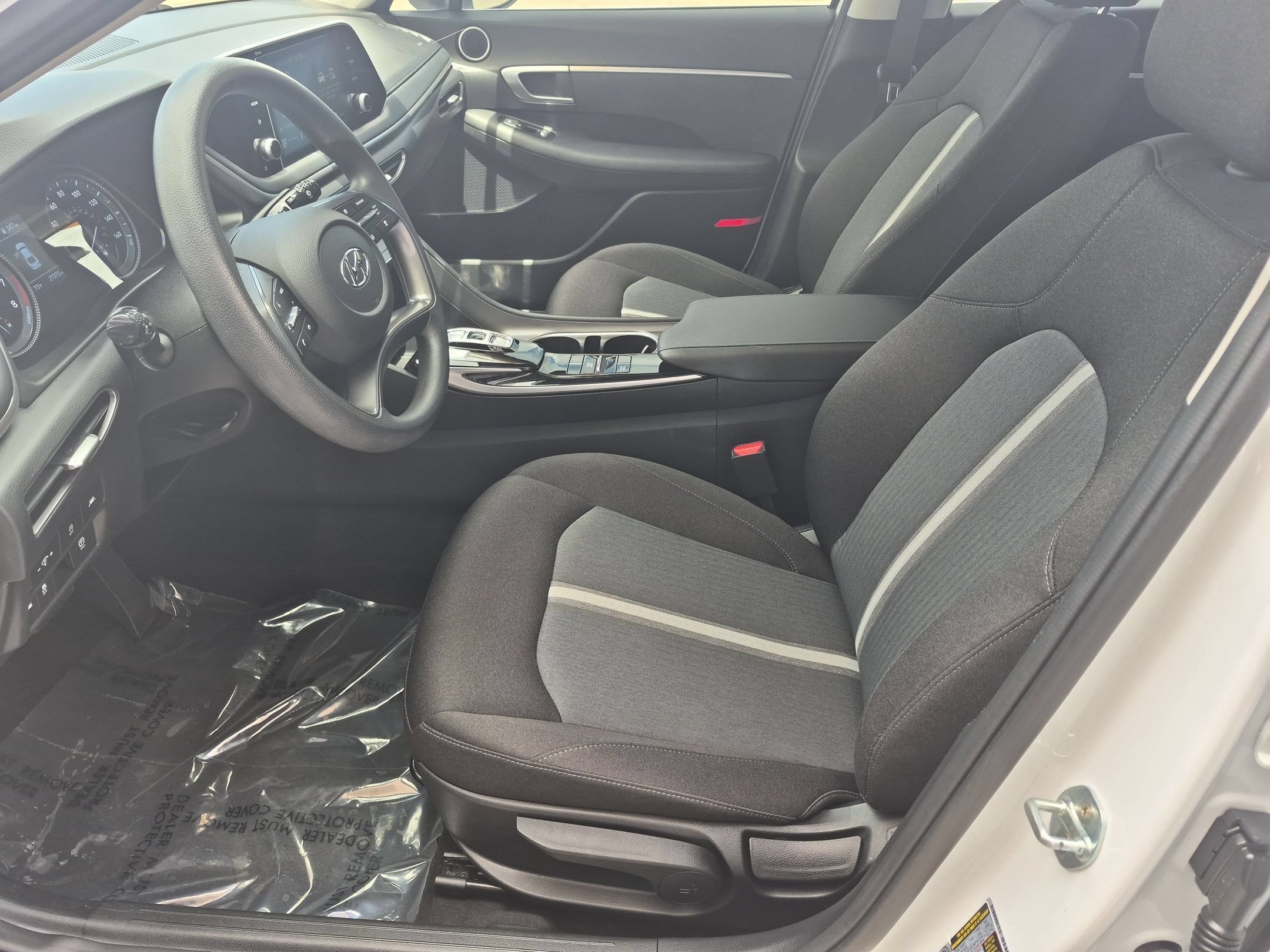 Used 2022 Quartz White Hyundai SE image 11
